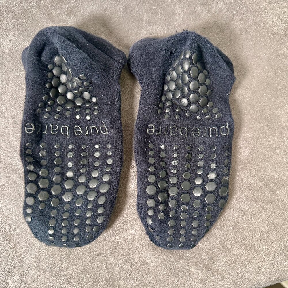 🤍 Pure Barre 100 Club Sticky Socks — Black/White (One Size) - Picture 2 of 3
